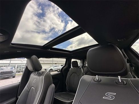 New 2026 Chrysler Pacifica Limited w/ S Appearance Package image 8