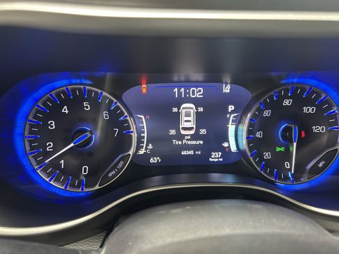 Used 2023 Chrysler Pacifica Touring-L FWD image 13