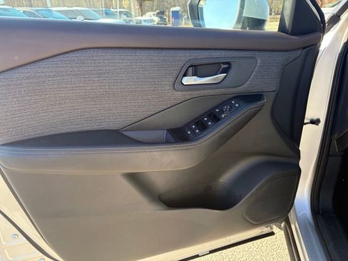 Used 2023 Nissan Rogue SV image 11