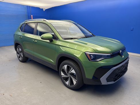New 2026 Volkswagen Taos SE image 2