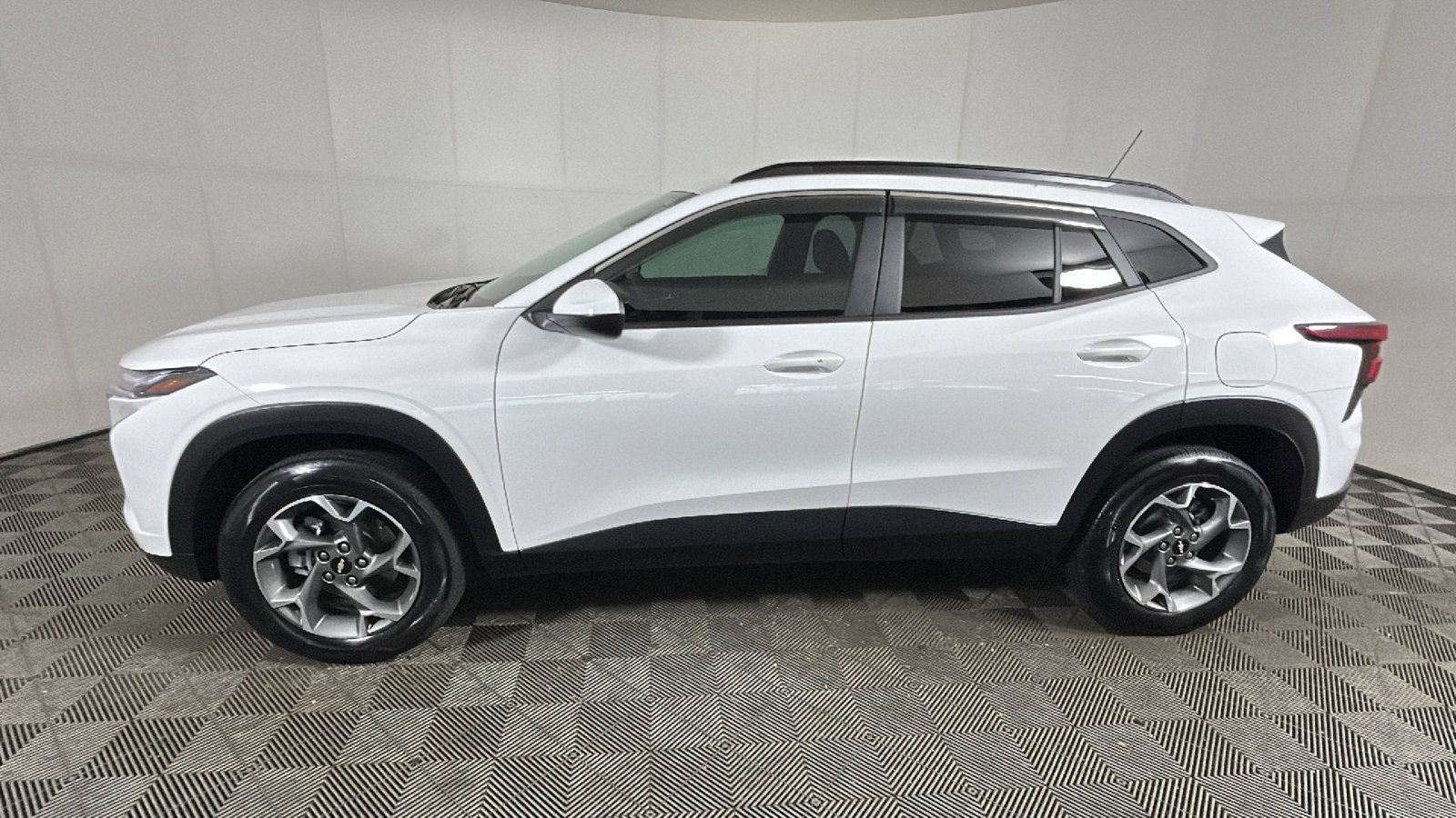 Used 2024 Chevrolet Trax LT w/ LT Convenience Package FWD image 6