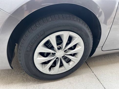 Used 2017 Toyota Camry LE FWD image 23