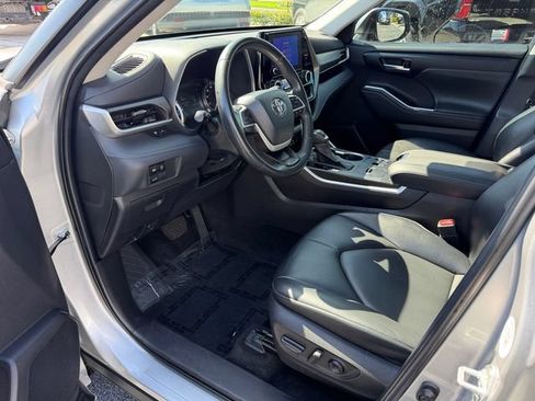 Used 2023 Toyota Highlander XLE FWD image 11