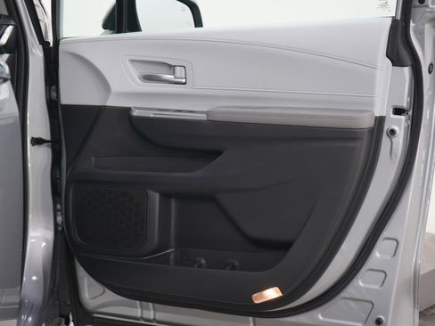 Used 2025 Toyota Sienna XLE FWD image 11