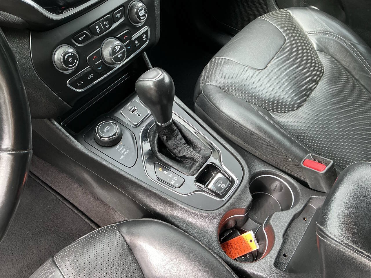 Used 2019 Jeep Cherokee Limited AWD/4WD image 24