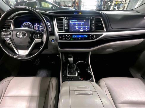 Used 2014 Toyota Highlander XLE image 16