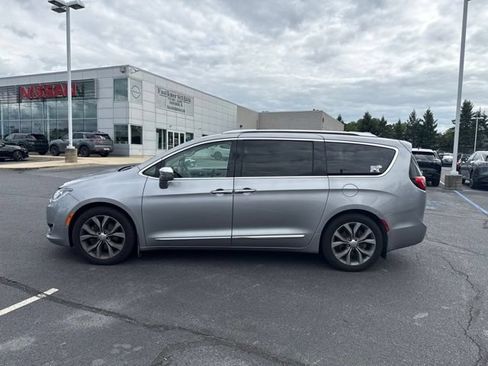 Used 2020 Chrysler Pacifica Limited w/ Tire & Wheel Group FWD image 4