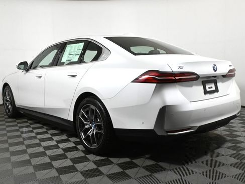 Used 2025 BMW i5 xDrive40 w/ Premium Package image 5