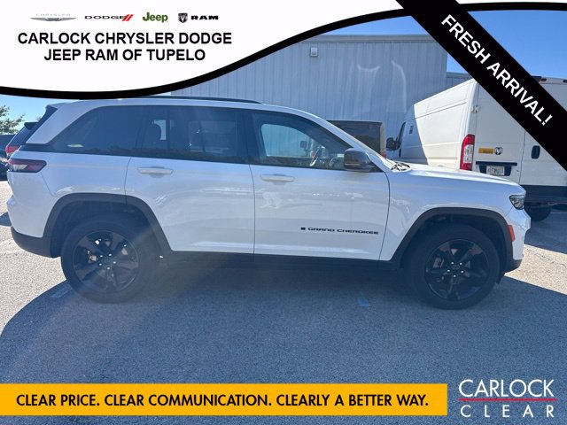Used 2023 Jeep Grand Cherokee Altitude AWD/4WD image 6