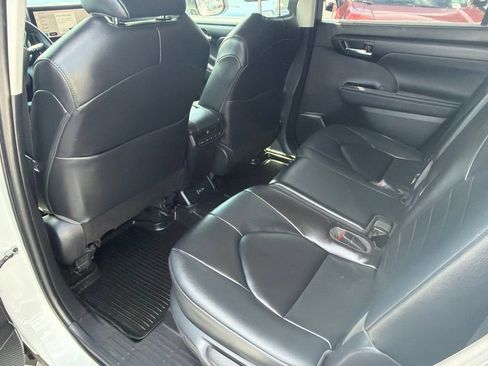 Used 2023 Toyota Highlander XLE AWD/4WD image 20