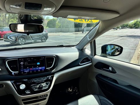 Used 2024 Chrysler Pacifica Touring-L FWD image 26