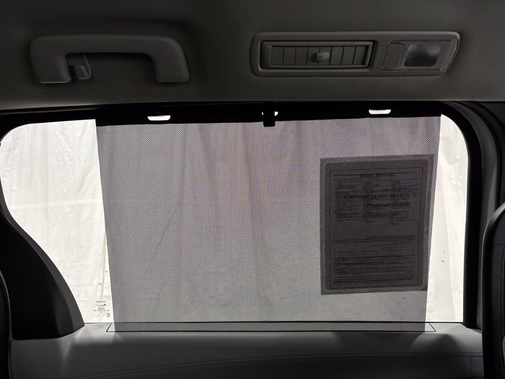 Used 2026 Toyota Sienna LE FWD image 47
