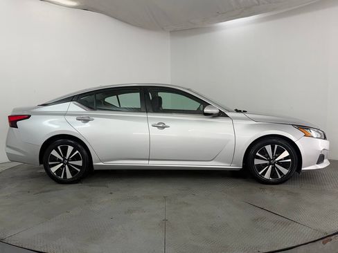 Used 2021 Nissan Altima 2.5 SV FWD image 5
