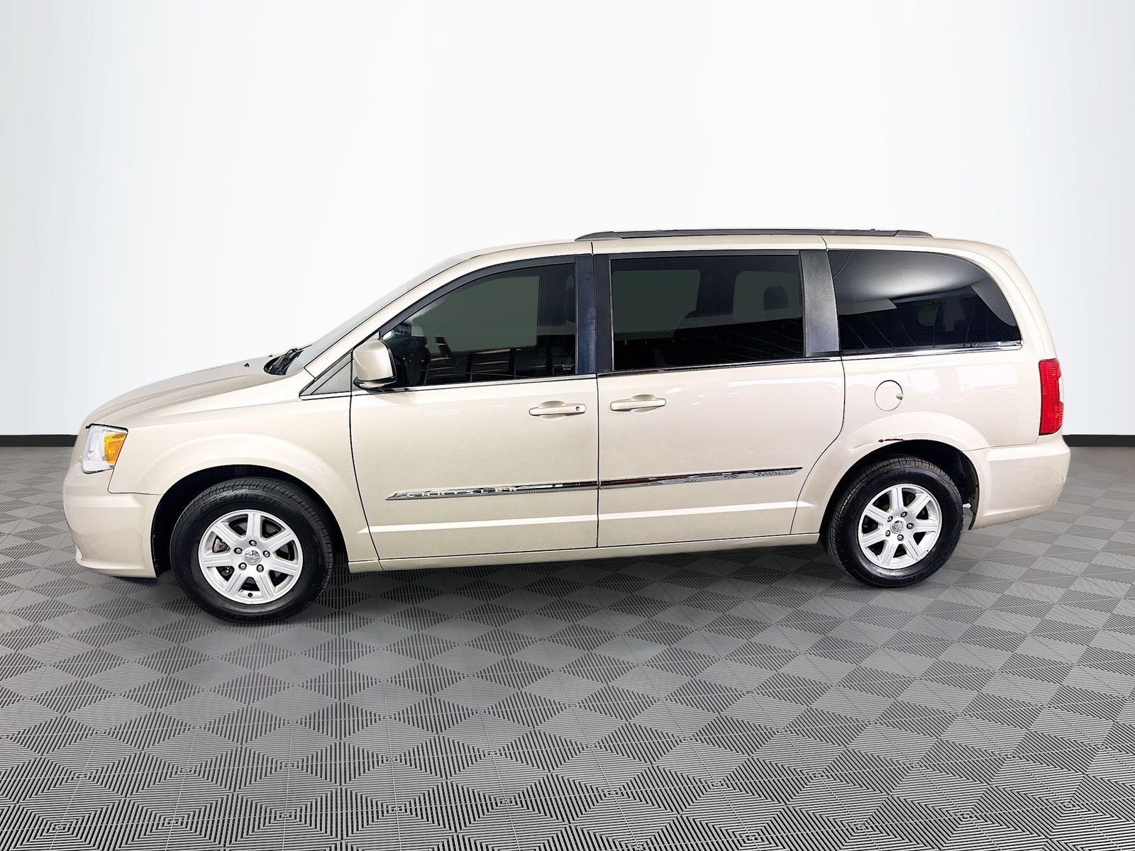 Used 2012 Chrysler Town & Country Touring w/ Entertainment Group #1 FWD image 4
