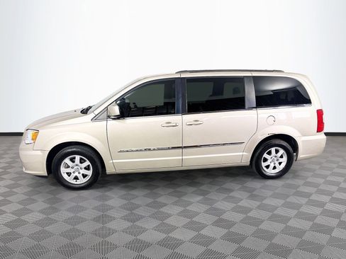 Used 2012 Chrysler Town & Country Touring w/ Entertainment Group #1 FWD image 4