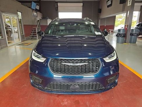 Used 2025 Chrysler Pacifica Limited image 2