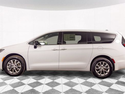 New 2026 Chrysler Pacifica Select AWD/4WD image 17