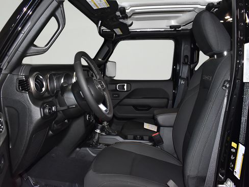 Used 2023 Jeep Wrangler Unlimited Sahara AWD/4WD image 27