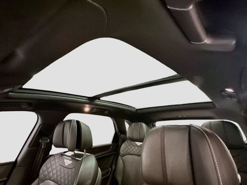 Used 2018 Bentley Bentayga AWD/4WD image 22