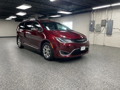 Used 2017 Chrysler Pacifica Limited FWD image 3