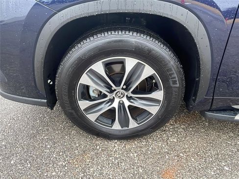 Used 2025 Toyota Highlander XLE image 10