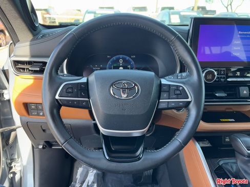 Used 2023 Toyota Highlander Platinum FWD image 19