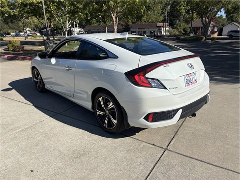 Used 2018 Honda Civic Touring image 8