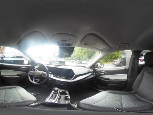 Used 2025 Chevrolet Trax LT FWD image 38