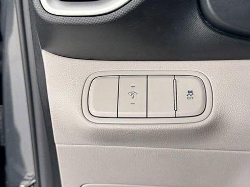 Used 2025 Hyundai Venue SEL FWD image 31