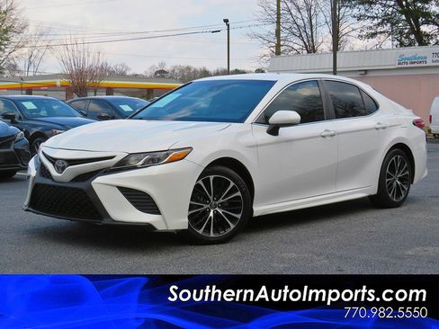 Used 2018 Toyota Camry SE image 1