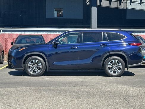 Used 2022 Toyota Highlander XLE AWD/4WD image 2