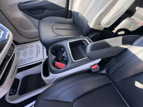 Used 2024 Chrysler Pacifica Touring-L image 34