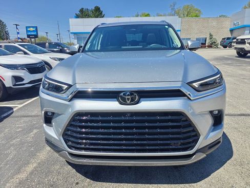 Used 2024 Toyota Grand Highlander AWD image 2