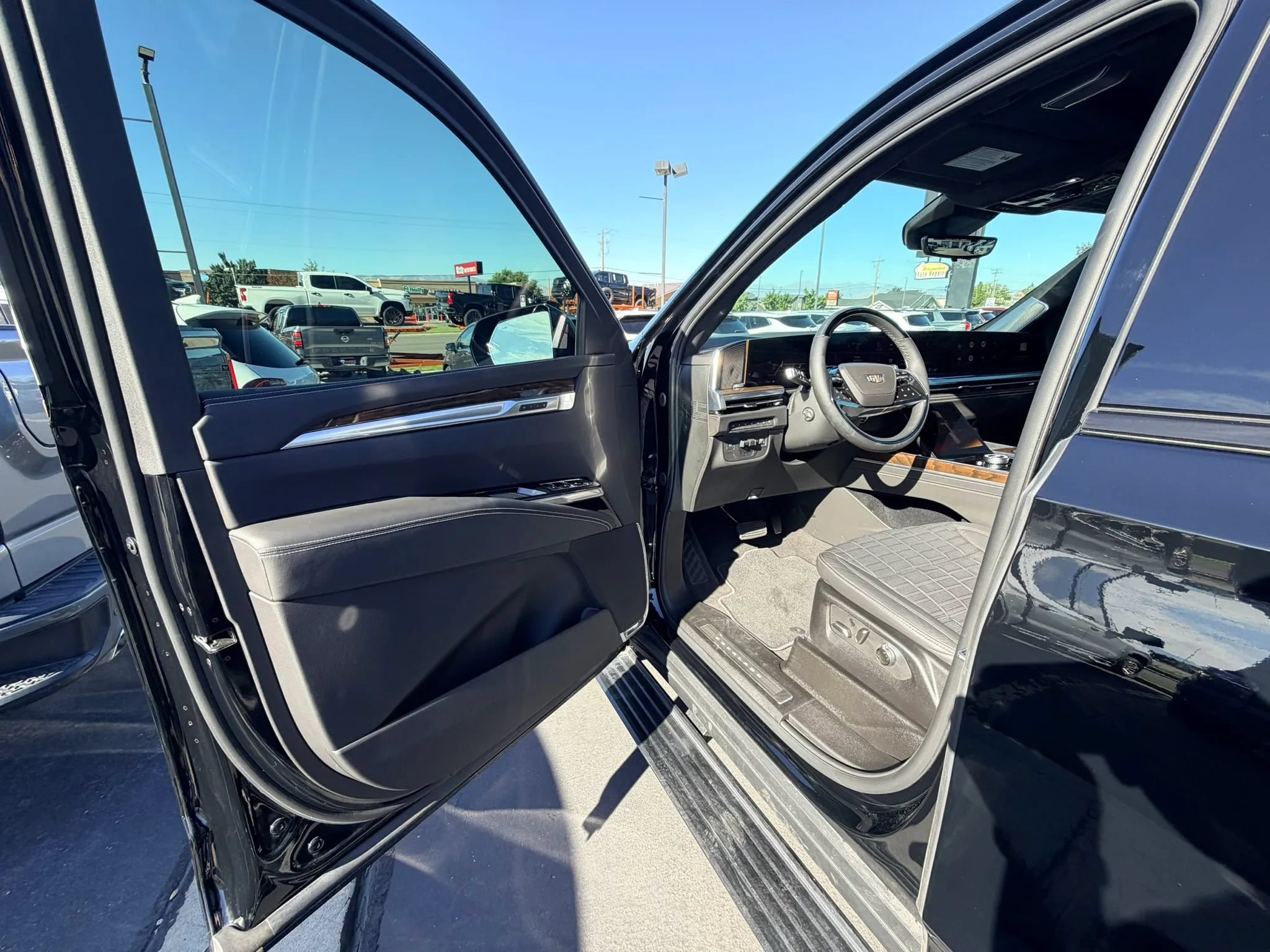 Used 2025 Cadillac Escalade ESV Sport Platinum AWD/4WD image 9
