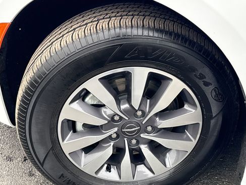 Used 2025 Chrysler Pacifica Select w/ Uconnect Theater Family Group image 13