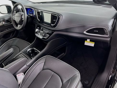 New 2027 Chrysler Pacifica Limited AWD/4WD image 32