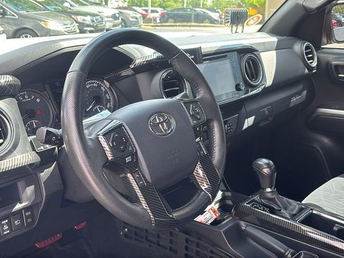 Used 2019 Toyota Tacoma TRD Off-Road w/ Technology Package AWD/4WD image 23