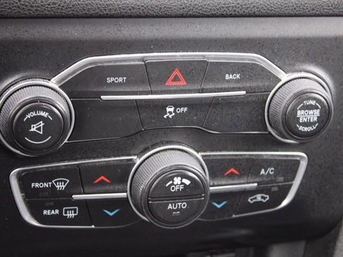 Used 2015 Dodge Charger SXT image 36