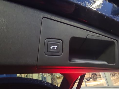 Used 2025 Cadillac XT4 Premium Luxury image 38