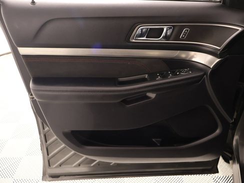 Used 2019 Ford Explorer XLT w/ Equipment Group 202A FWD image 17
