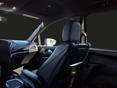 Used 2020 Chrysler Pacifica Touring-L Plus w/ S Appearance Package image 30