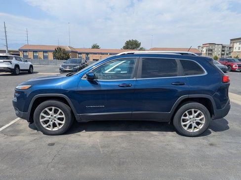 Used 2018 Jeep Cherokee Latitude w/ Safety Group AWD/4WD image 4