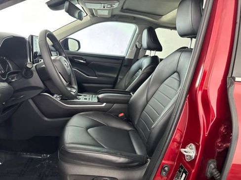 Used 2022 Toyota Highlander XLE AWD/4WD image 25