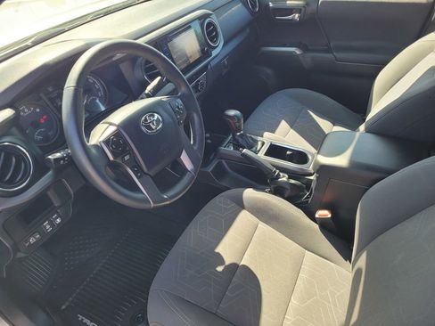 Used 2017 Toyota Tacoma TRD Off-Road w/ Tow Package AWD/4WD image 9