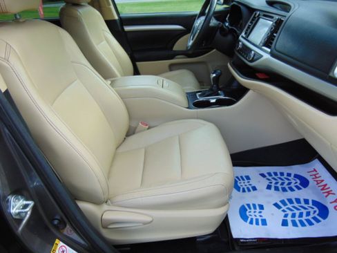 Used 2016 Toyota Highlander XLE FWD image 6