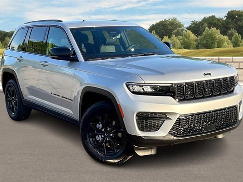 New 2025 Jeep Grand Cherokee Altitude image 2