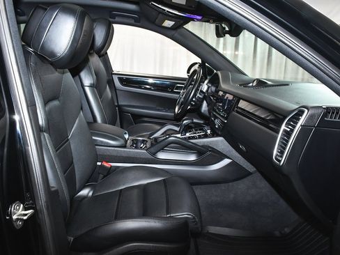 Used 2022 Porsche Cayenne Platinum Edition image 61