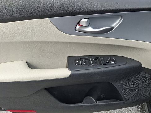 Used 2023 Kia Forte LXS image 11