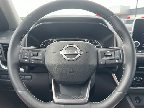 Certified 2025 Nissan Rogue SV image 27