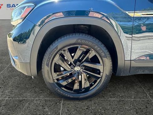 Used 2022 Volkswagen Atlas Cross Sport SE w/ Black Wheel Package AWD/4WD image 16